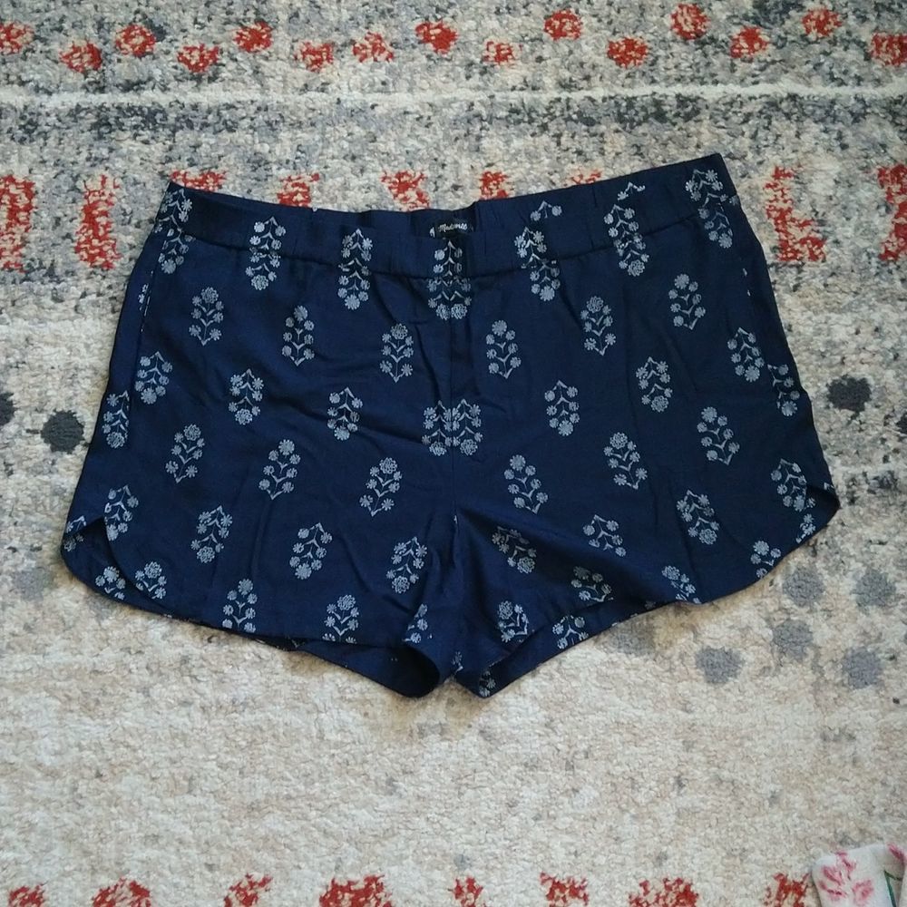 Madewell Floral Print Shorts Navy Blue size Large but fits like XL XXL
